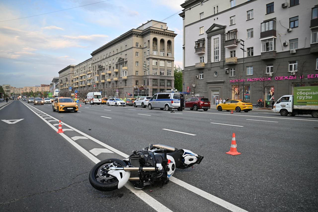 В Москве байкер устроил опасную езду и остался без мотоцикла