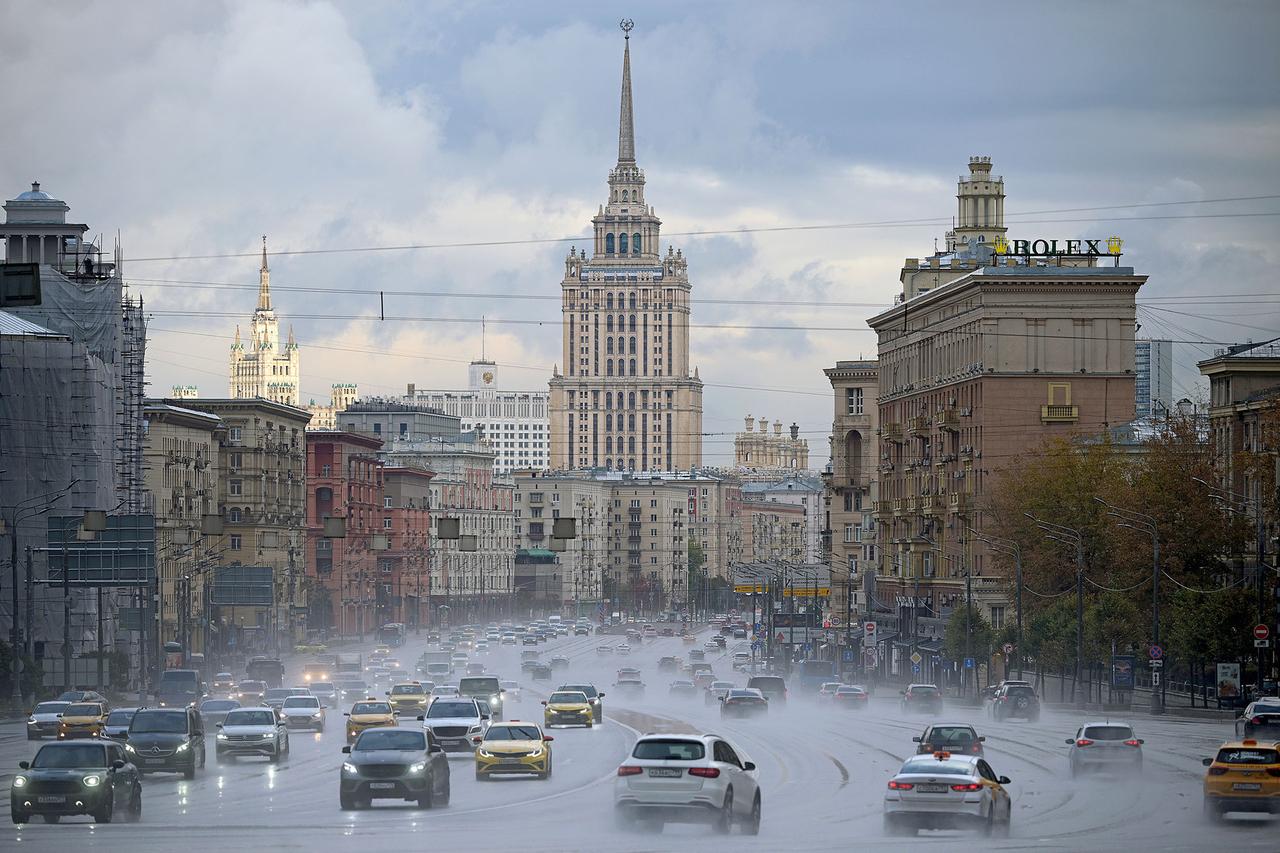 Москвичей призвали быть аккуратнее за рулем на фоне непогоды