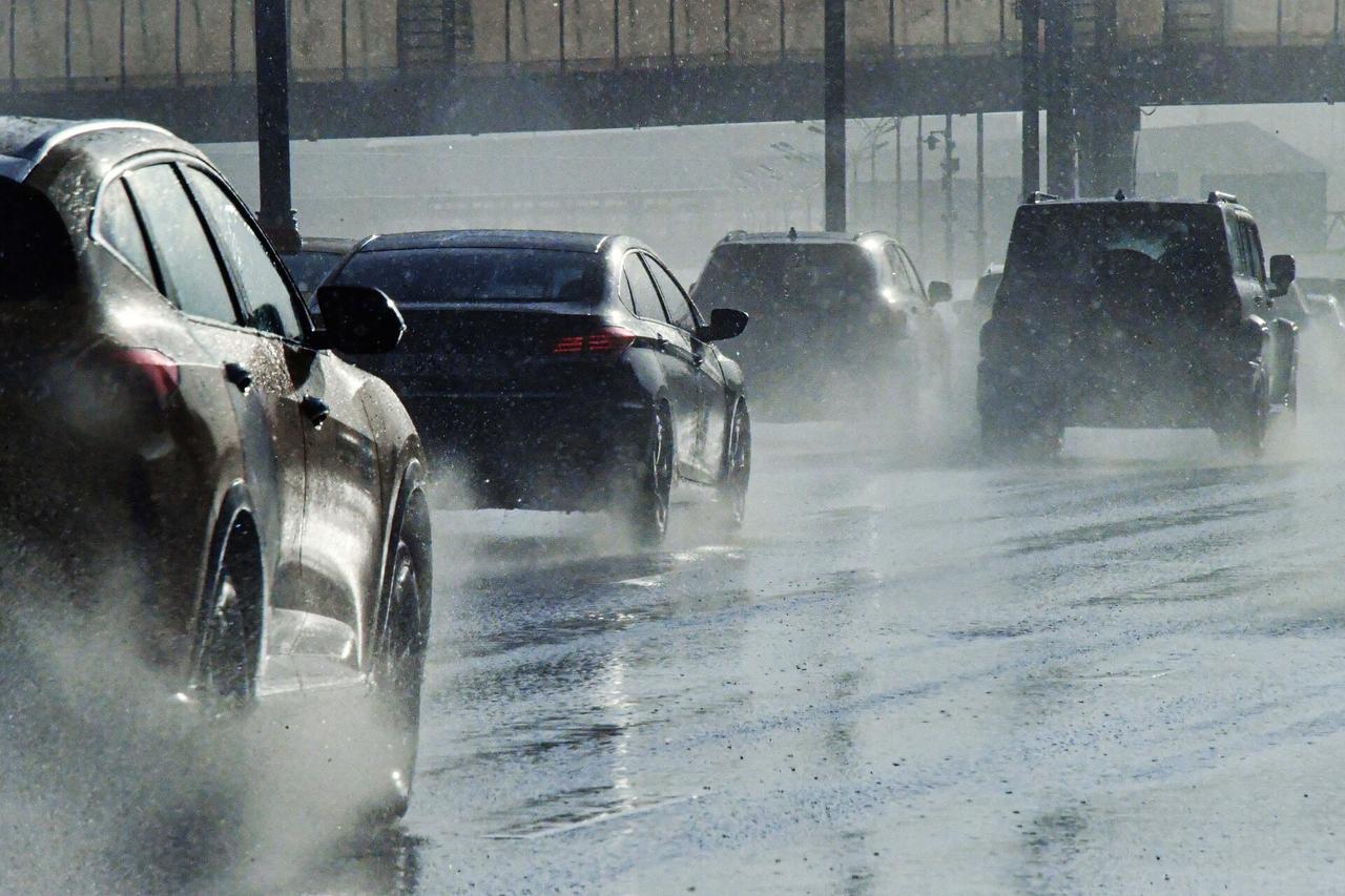 Московских автомобилистов предупредили об опасности на дорогах