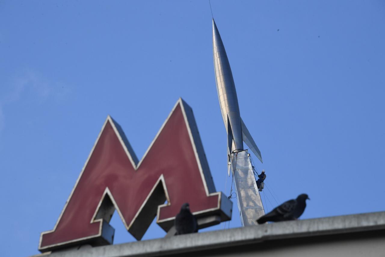 В Москве спорткар очутился в подземном переходе