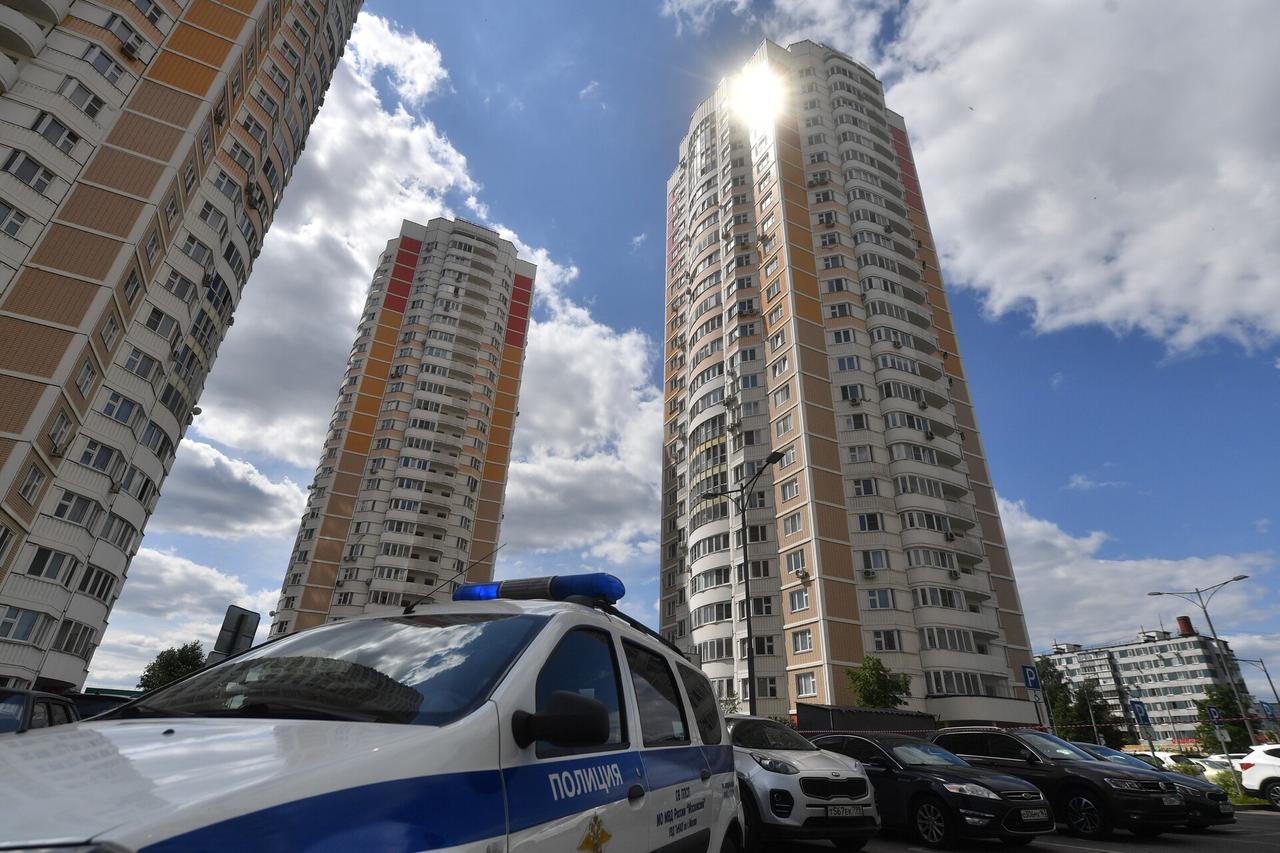 Москвичка выбросила из окна телефон супруга и попала под арест