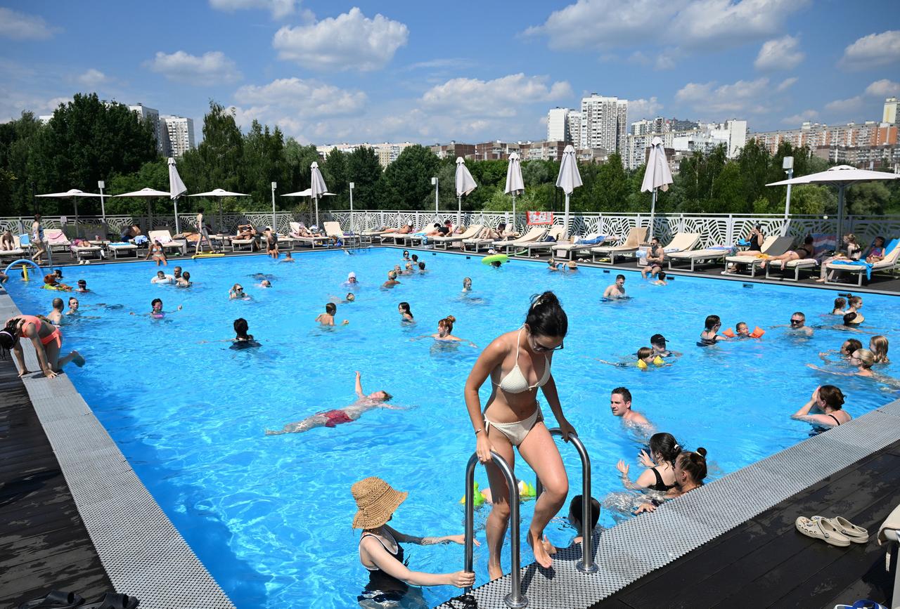 Москвичам назвали финальные сроки массового купального сезона
