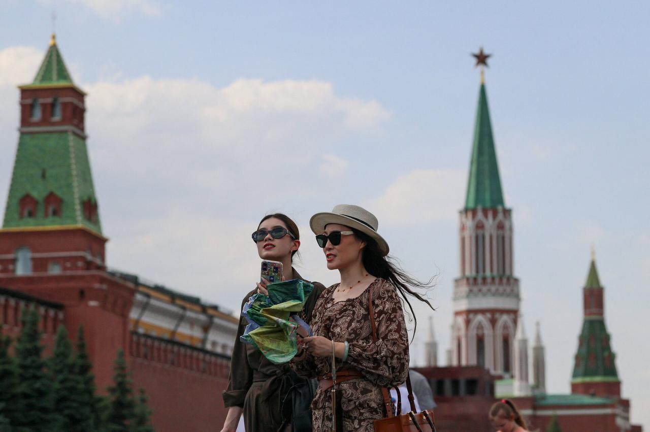 Названы популярные у иностранных туристов покупки в Москве