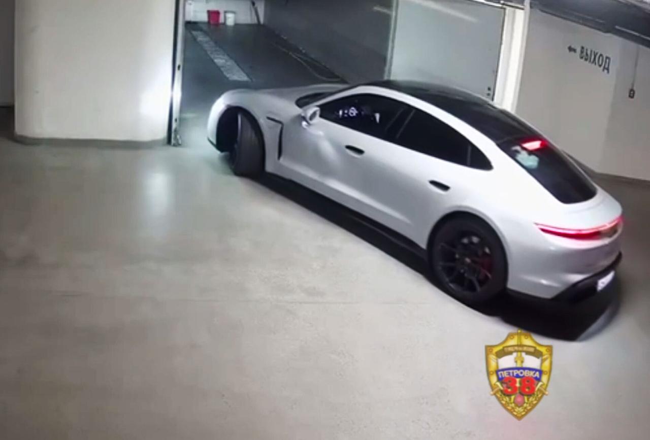 Сотрудники автомойки в центре Москвы попали в ДТП на угнанном Porsche