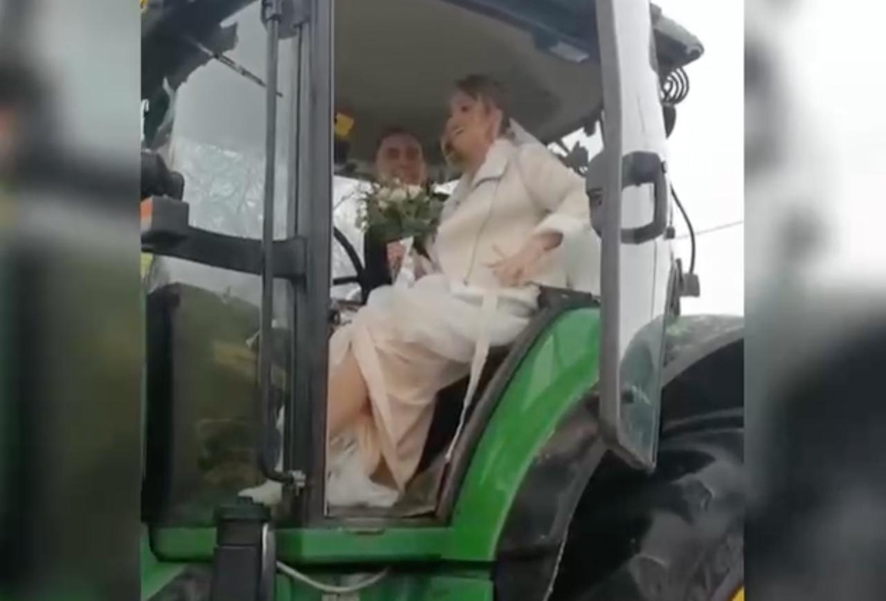 Талдомские молодожены приехали в ЗАГС на тракторе и попали на видео 