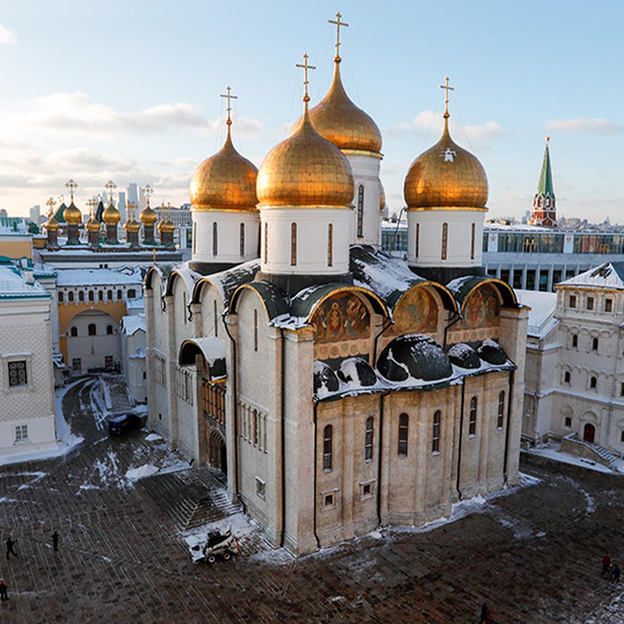Строительство стен из красного камня вокруг московского кремля