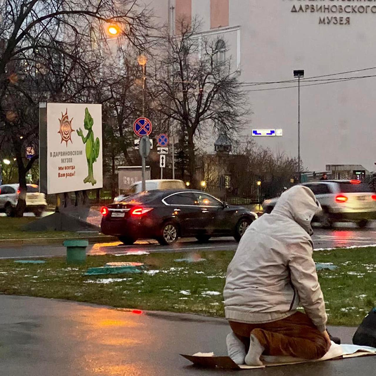 Жителей Москвы возмутил молящийся напротив музея приезжий - Мослента