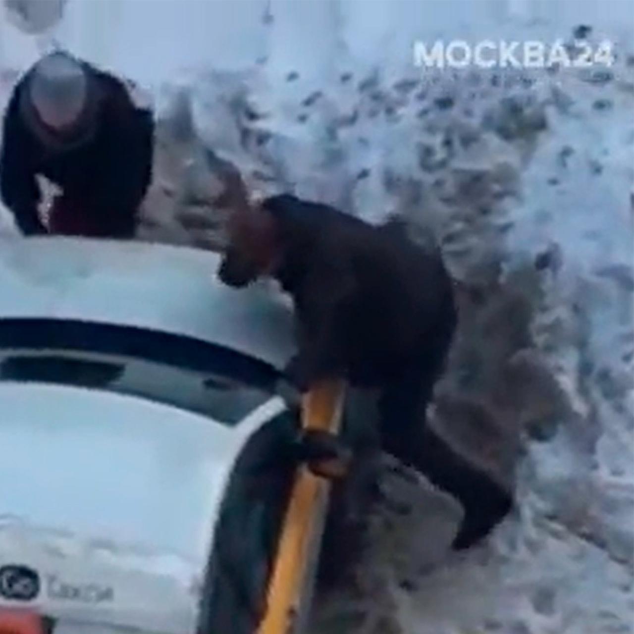 Пассажирка вытолкала такси из сугроба и попала на видео - Мослента