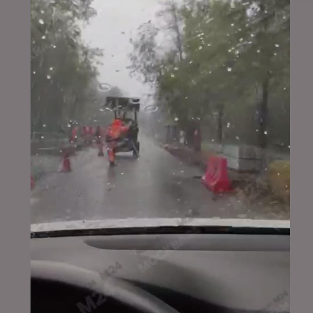 Сильный град с дождем в Москве попал на видео - Мослента