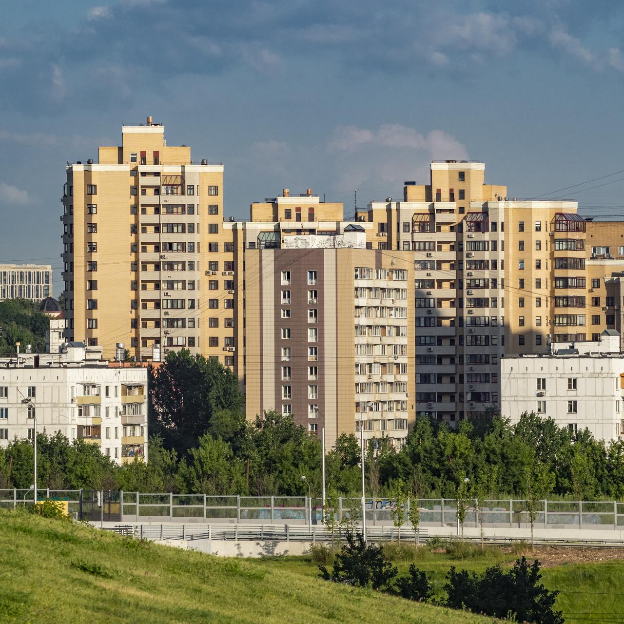 Названы причины непрерывного снижения цен на вторичное жилье в Москве -  Мослента