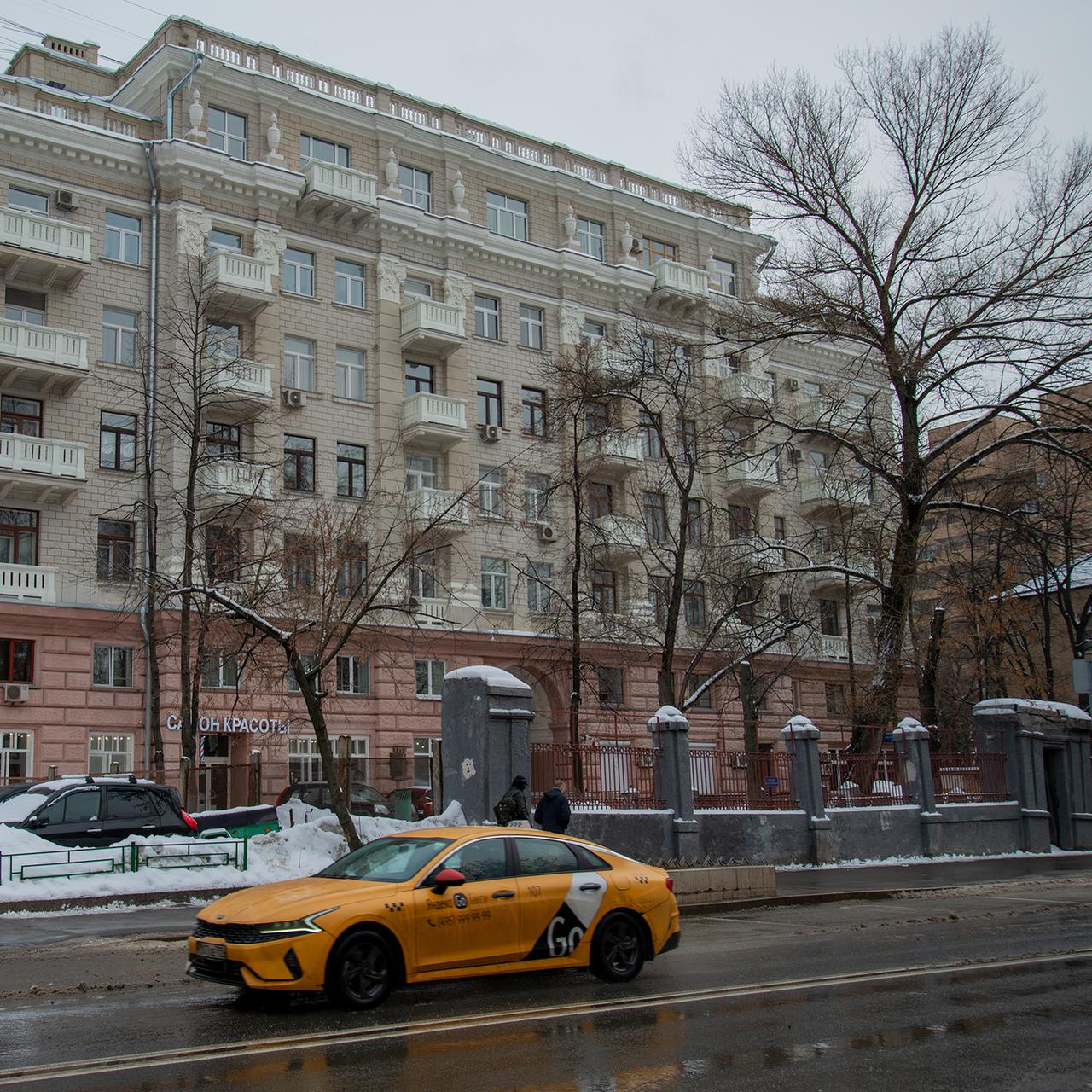 «Дом сталинских соколов». Кто сегодня живет в доме Наркомата оборонной и  авиационной промышленности СССР - Мослента