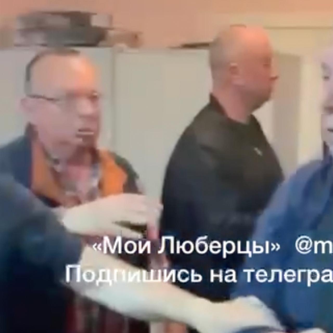 Массовая драка на собрании собственников дома в Подмосковье попала на видео  - Мослента