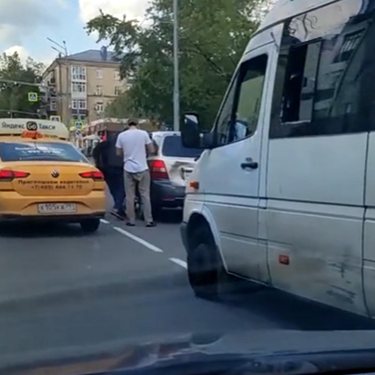 В Подмосковье разборки автомобилиста с битой и таксиста попали на видео -  Мослента