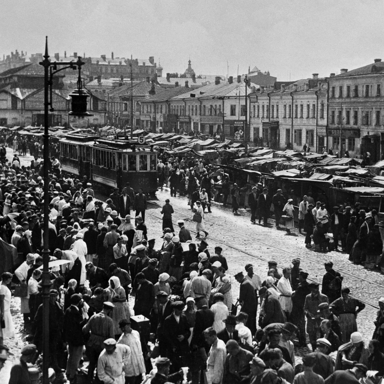 Горы награбленного запрудили площадь, и хлынула Москва на невиданный рынок».  Где, как и чем торговали в столице - Мослента