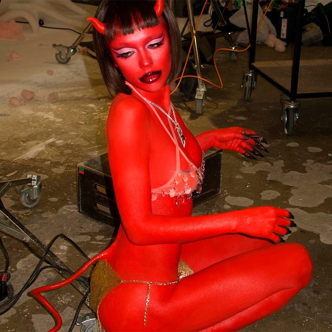Инстасамка опубликовала фото в бикини в образе дьяволицы - Мослента