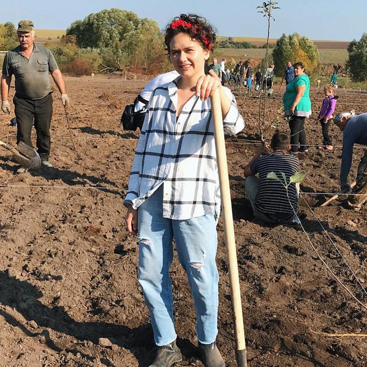 Взяла лопату и сама машину щебня разгрузила!» Как и зачем молодая девушка  переехала в деревню из большого города - Мослента