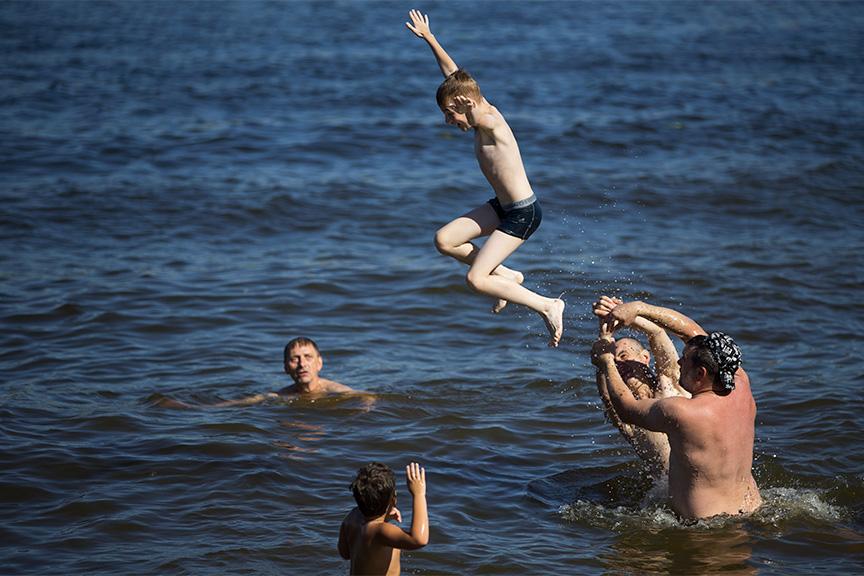 Дикие на пляже в москве