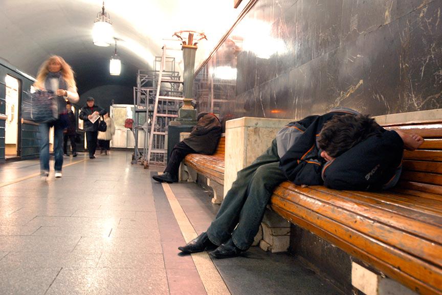 Помощь негде жить. Бездомные в метро Москвы.