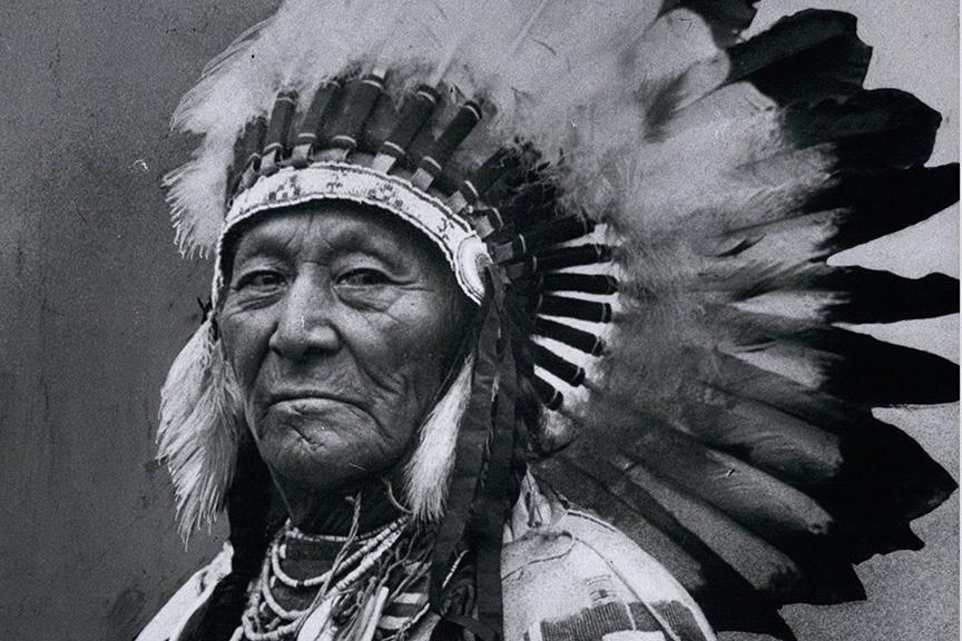 Индейцы какой год. “Старый индеец”: Джон Смит. Индеец Чиппева Джон Смит. Индейцы Сиу Osprey. Белый волк вождь племени коренных американцев.