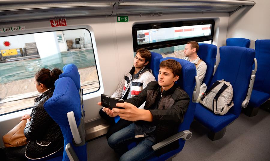 розетки в ласточке. ласточка есть ли зарядка. поезд ласточка розетки. электричка с usb зарядкой. стойка для зарядки телефонов.