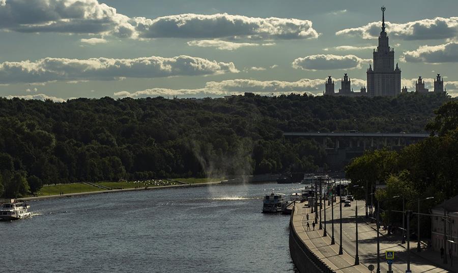 Крымский в москве и москва река. Москва река речной трамвайчик. Фрунзенская набережная питер. Зеленая река москва. Усово набережная москва реки.