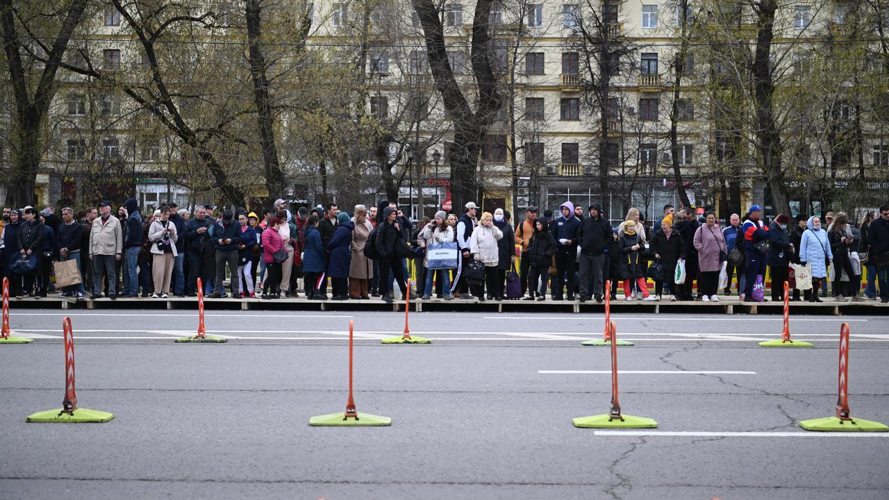 Огромная очередь на остановке в Подмосковье попала на фото - Мослента