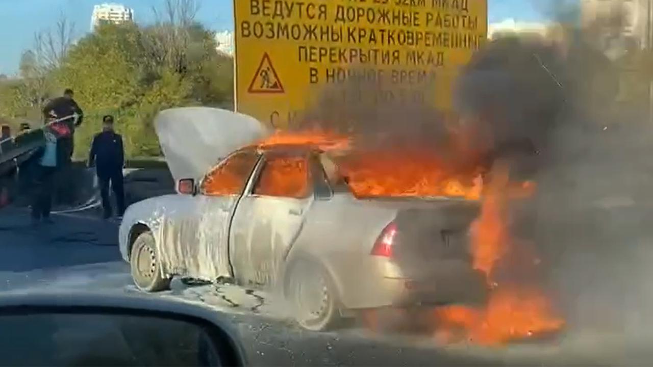 Охваченный огнем отечественный автомобиль на МКАД попал на видео - Мослента