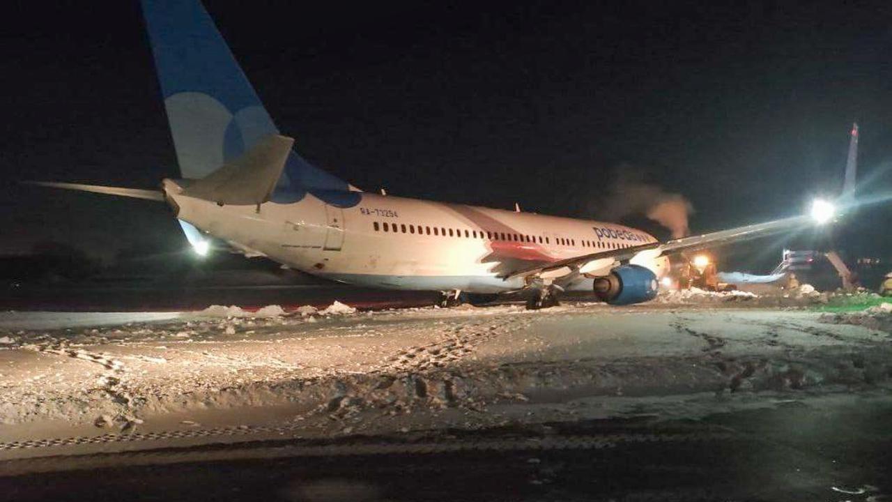 Самолет Пермь — Москва увяз в снегу во время взлета и попал на видео -  Мослента