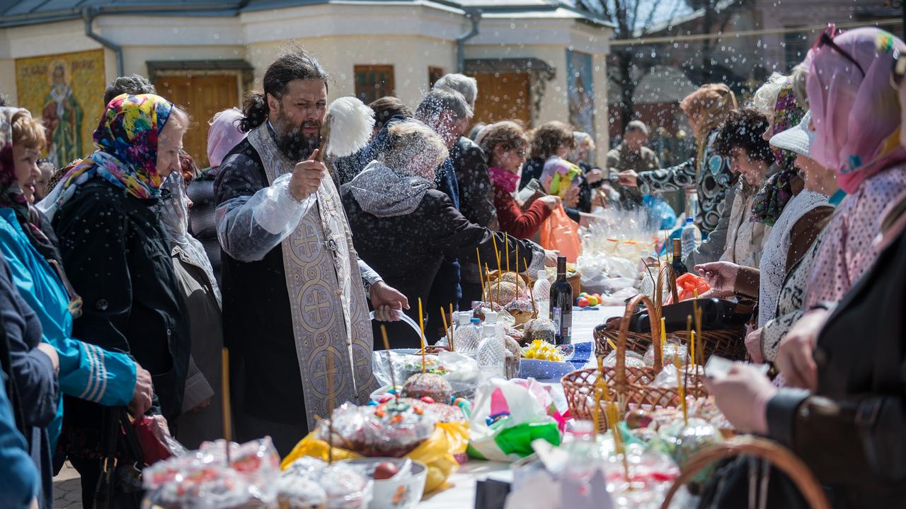 «Эти русские делают с яйцами и луком что-то странное». Жена священника — о  Пасхе, куличах и иностранцах - Мослента