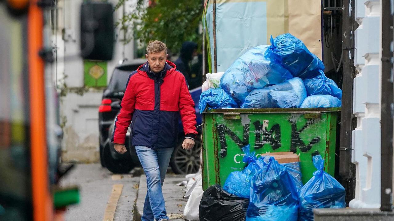 Любимое кресло нашла на помойке у вокзала». Зачем москвичи ищут вещи в  мусорных контейнерах и что там можно найти - Мослента