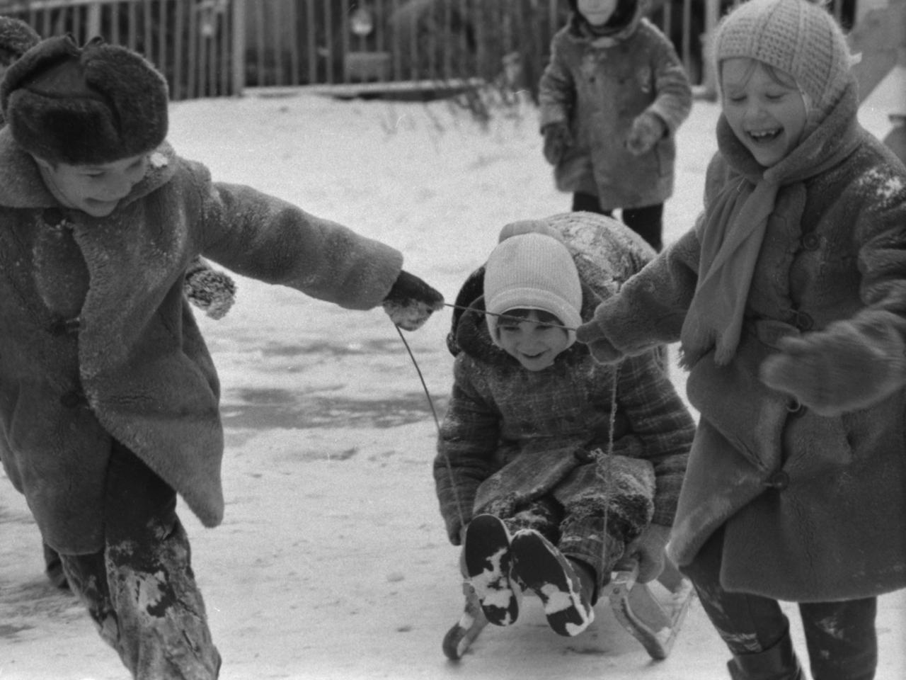 Россияне вспомнили любимые зимние занятия из советского детства - Мослента