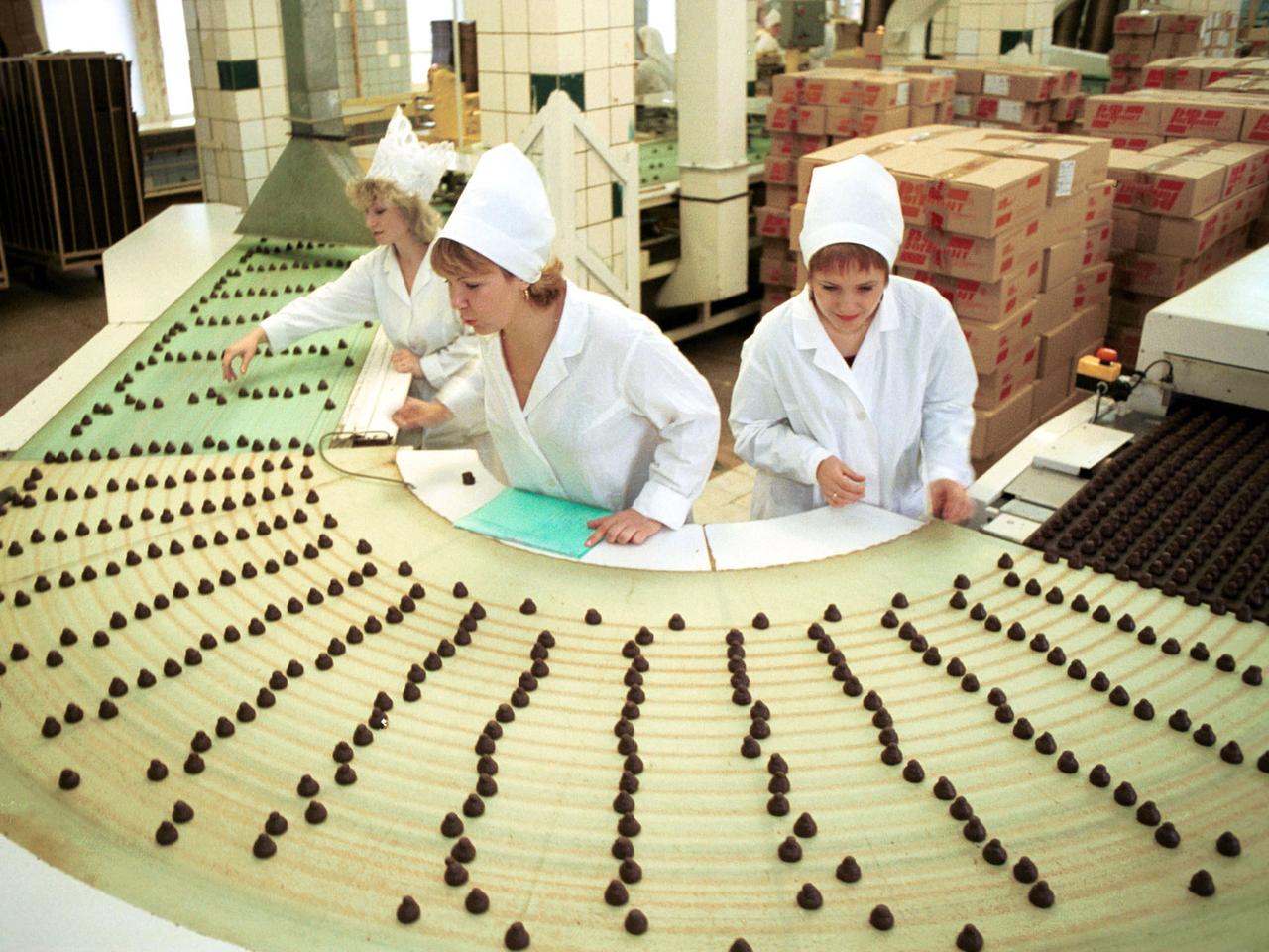 Завод красный октябрь шоколадная фабрика. Красный октябрь конфетный цех. Кондитерская фабрика южуралкондитер экскурсия. Шоколадная фабрика победа егорьевск. Воронежская кондитерская фабрика объединенный кондитер.