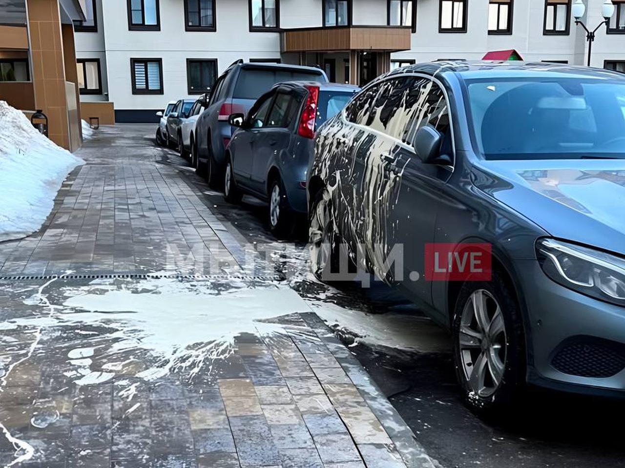 В Подмосковье дворник разлил ведро белой краски на припаркованный Mercedes  - Мослента