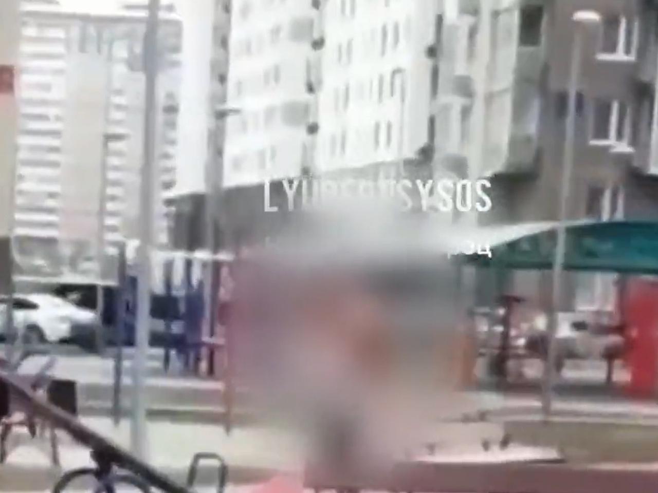 Голая женщина на детской площадке в Москве попала на видео - Мослента