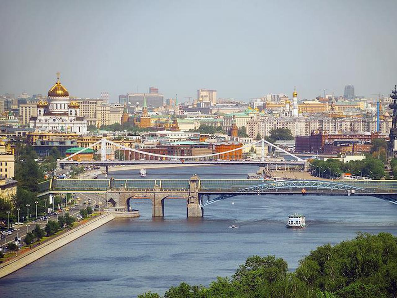 Мужчина спрыгнул с моста в Москву-реку в центре столицы - Мослента