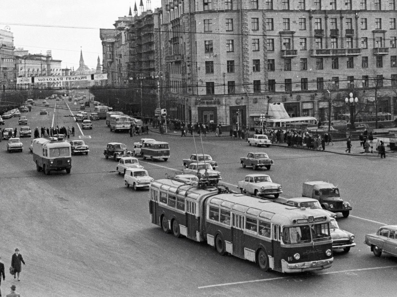 «Умнее всех оказался Хрущев, а слава досталась Кагановичу». Кто и как 90  лет назад запустил троллейбусы в Москве - Мослента