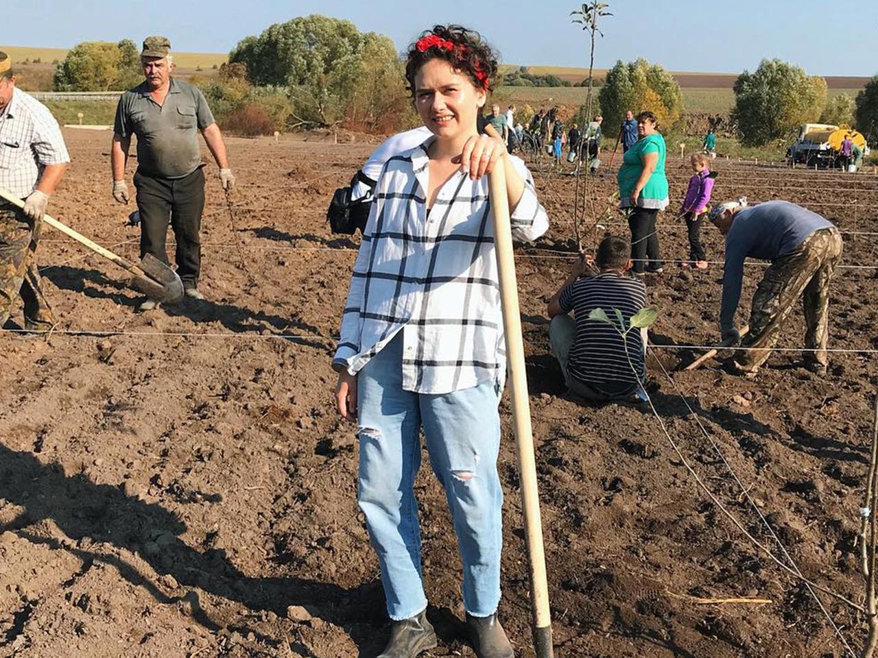 Взяла лопату и сама машину щебня разгрузила!» Как и зачем молодая девушка  переехала в деревню из большого города - Мослента