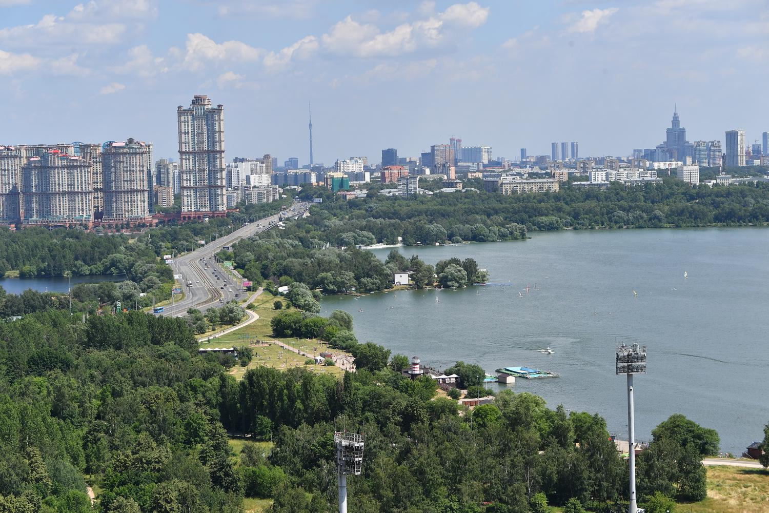 Здесь не хватает мест, где можно выпить!» Как живется в единственном  столичном районе со своим морем - Мослента