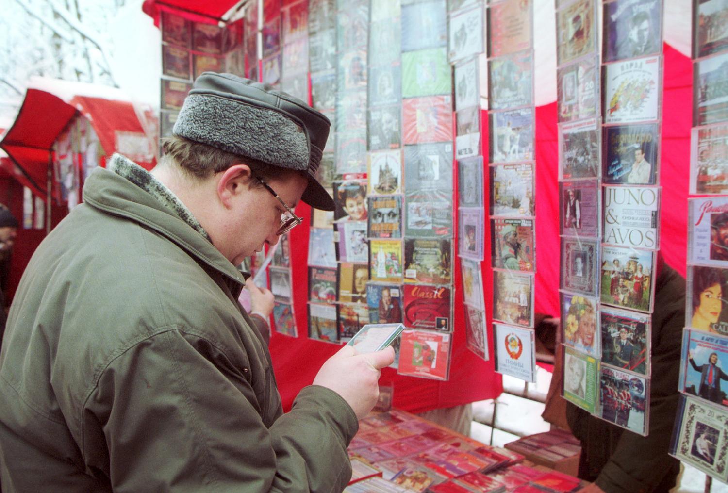 Горбушка диски. Горбушка диски. Горбушка в 90-е. 90е кассеты картриджи. Горбушка 90 е годы.