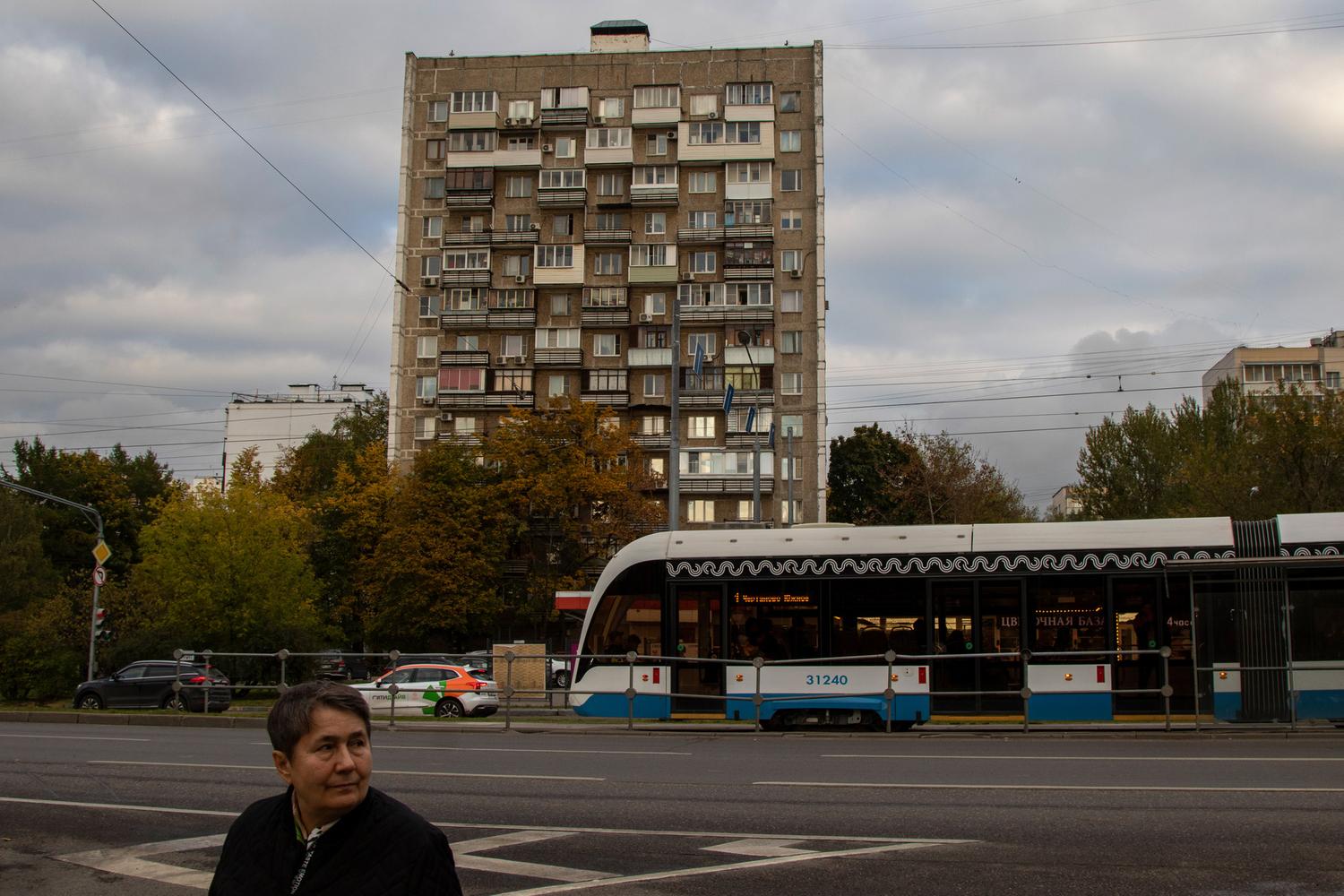 Возле подъезда стоял мужик и размахивал Калашниковым». Как живется  москвичам на самом краю леса - Мослента