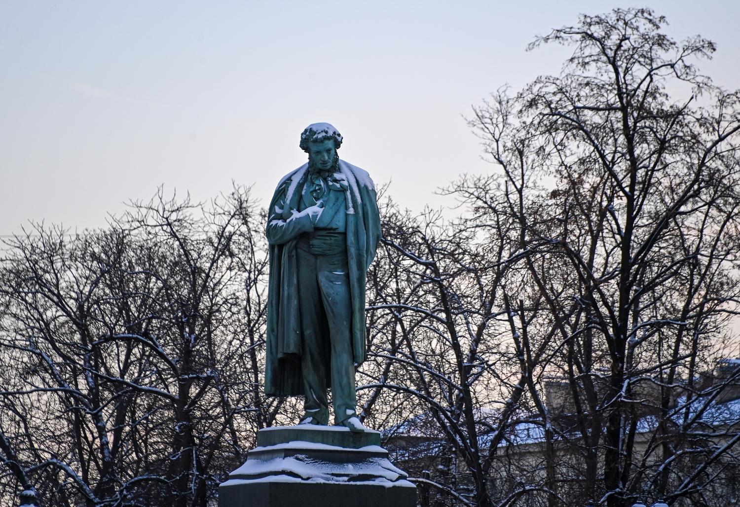 Одного перенесли, другой спрятался, а третий уехал. Сколько в Москве  памятников Пушкину и какова их судьба? - Мослента