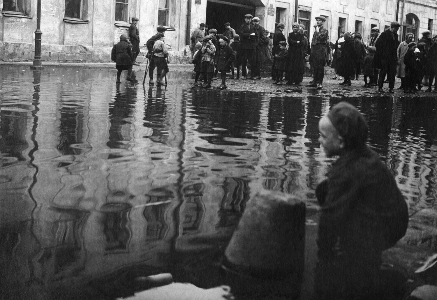 Сколько горожан богу душу отдали, до сих пор неведомо». Как Москва пережила  самое мощное наводнение ХХ века - Мослента