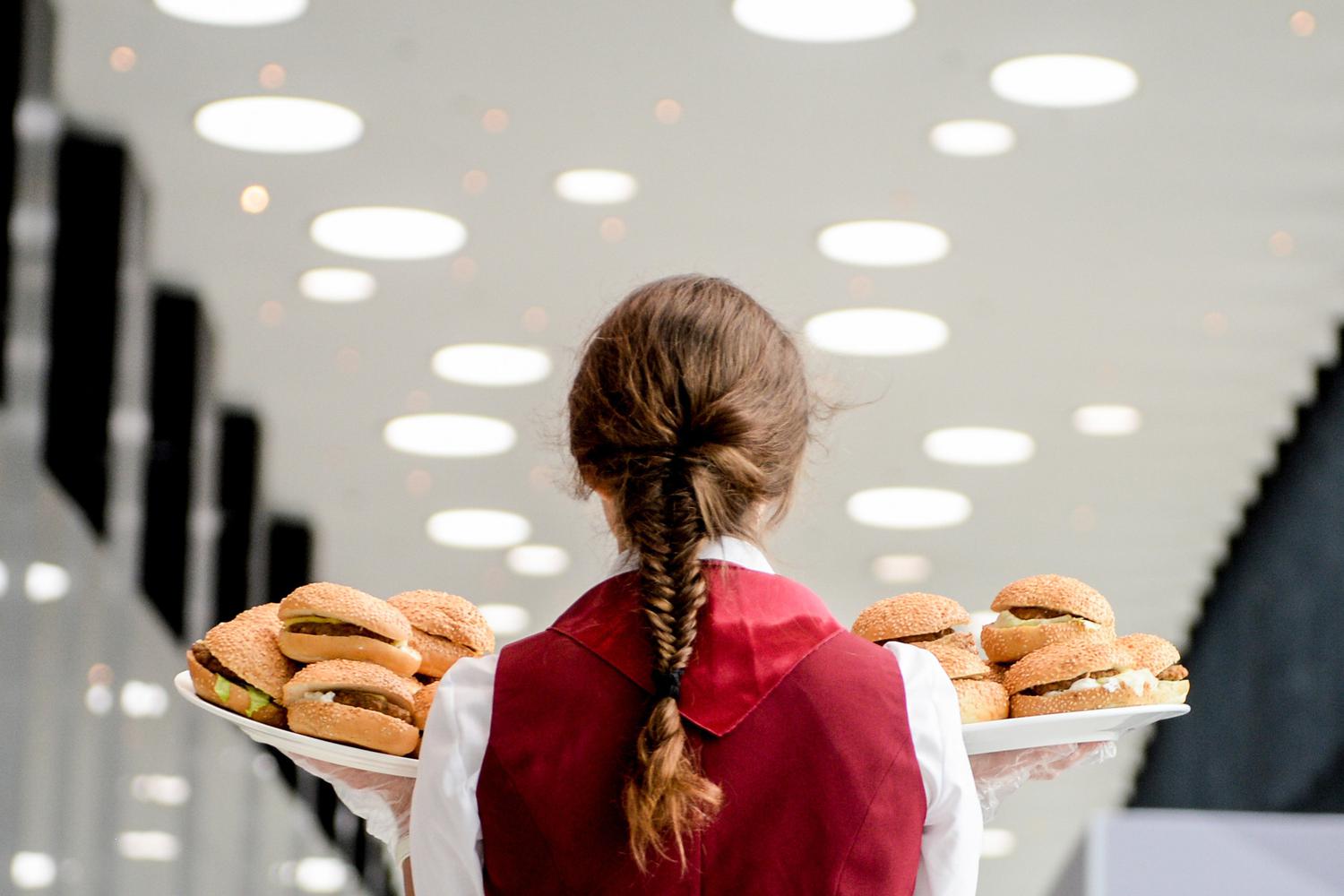 Это не ребрендинг, а возвращение к основам». В столице на месте KFC вновь  открывается «Ростикс» - Мослента