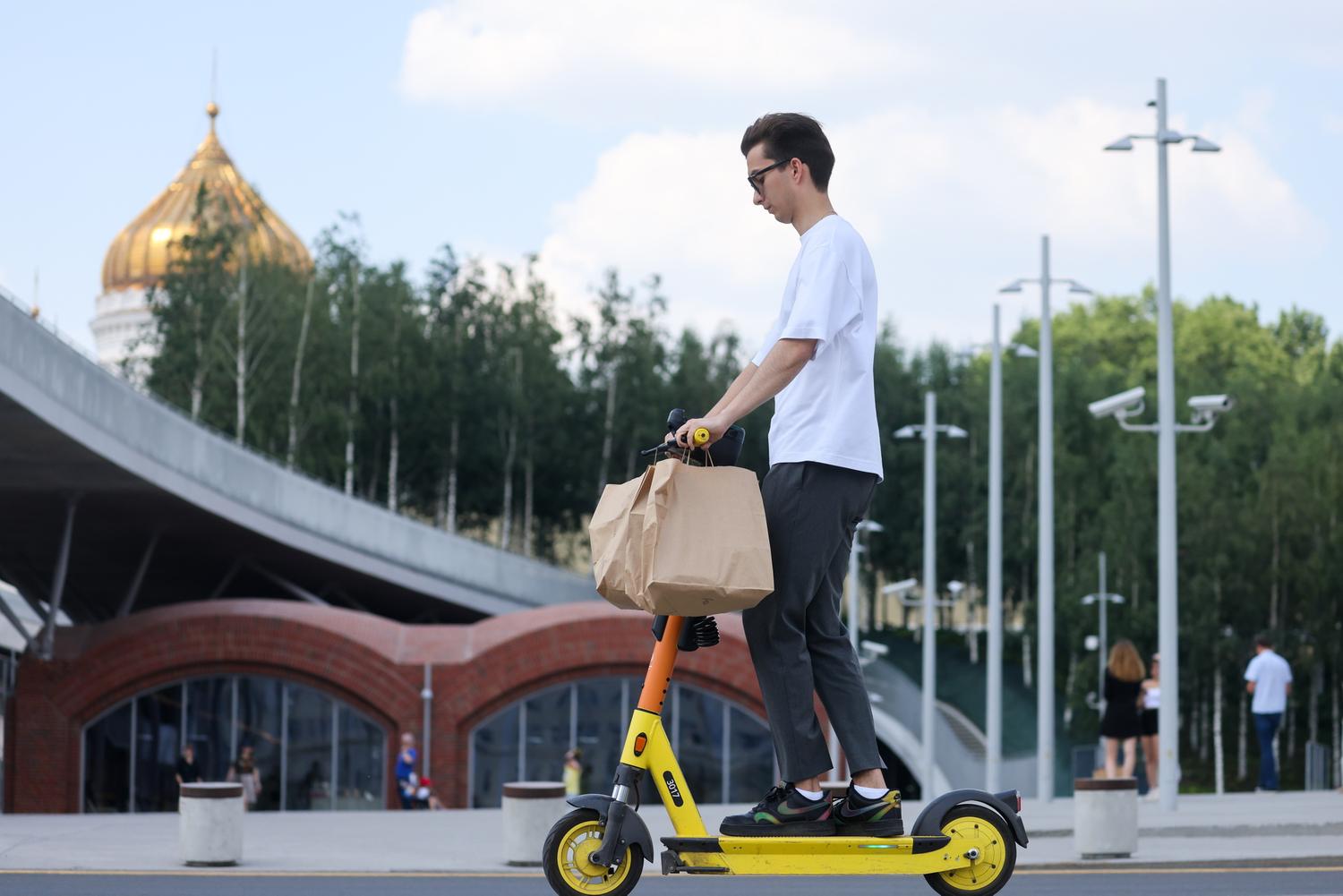 Самокат электрический напрокат. Кикшеринг элевен. Как пользоваться электросамокатом напрокат. Аренда электросамокатов в благовещенске. Сургут электрические самокаты напрокат.