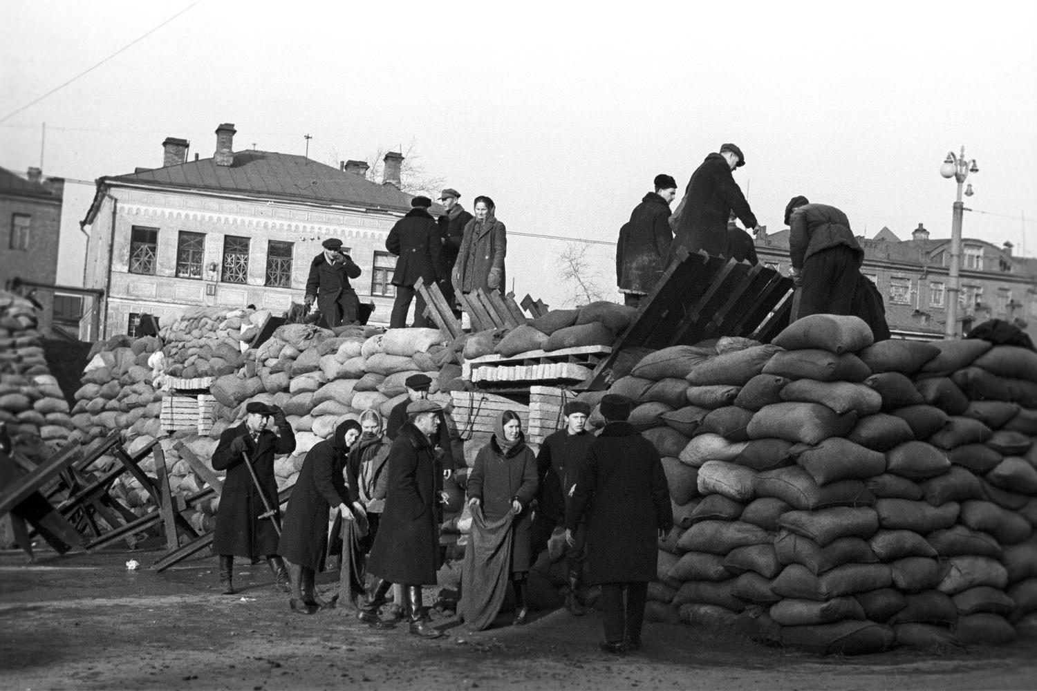 Немец взял меня на руки, и мама закричала». В 1941-м они были детьми. Чем  запомнились им страшные военные времена? - Мослента