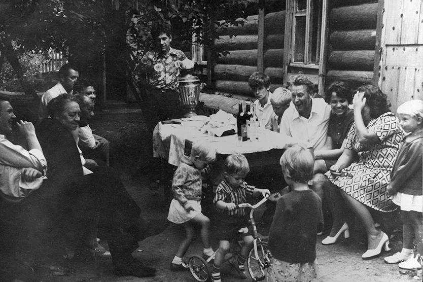 Чаепитие во дворе дома Синьковских 1960-е. Цифровая копия