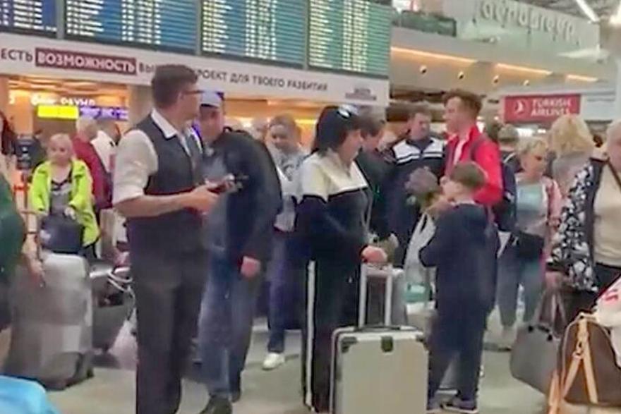 Сотни пассажиров застряли в аэропортах Москвы и Антальи