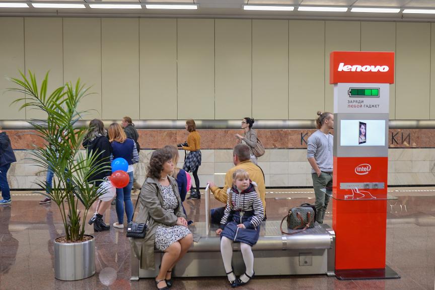 apparat s morozhenym i stojki dlya