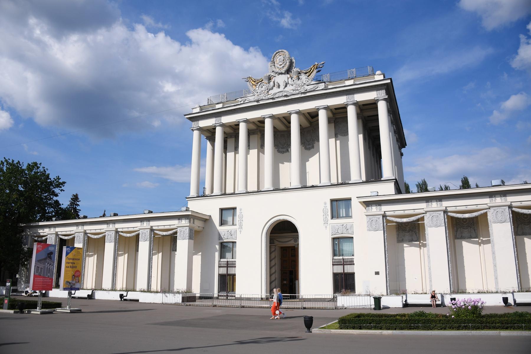 v pavilone vdnh vo vremya restavracii