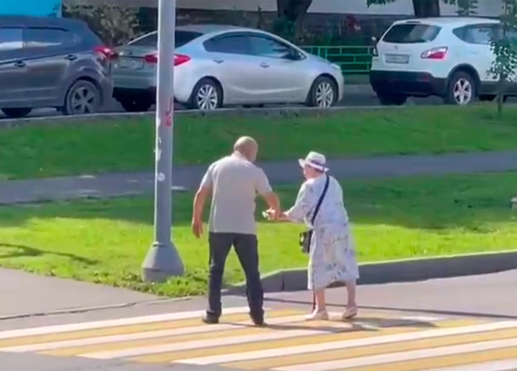 Помочь бабушке перейти дорогу. Перевести бабушку через дорогу. Бабушка переходит дорогу. Помогает бабушке перейти дорогу. Поможет бабушке перейти через дорогу